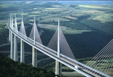 Viaduc de Millau traversant la vallée du Tarn en France