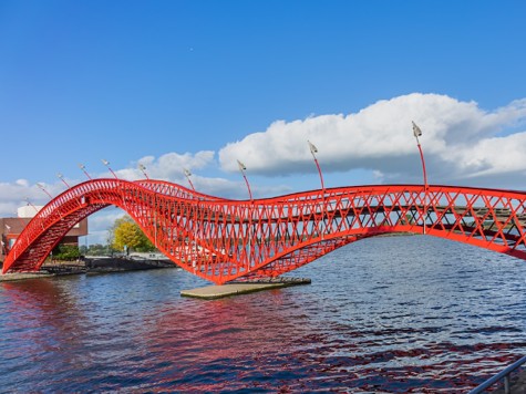 Pont rouge aux pythons à Amsterdam, aux Pays-Bas