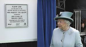 Plaque & queen
