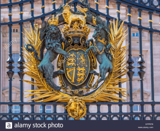 Royal-crest-on-the-gate-at-buckingham-palace
