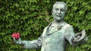 Trenet statue