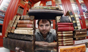 Lazik surrounded by books Lazik surrounded by books