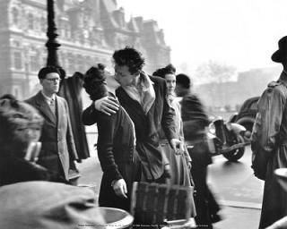 D0043V~Le-Baiser-de-l-Hotel-de-Ville-Paris-1950-Posters