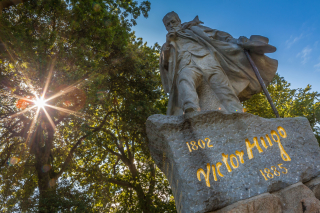 VH HV statue